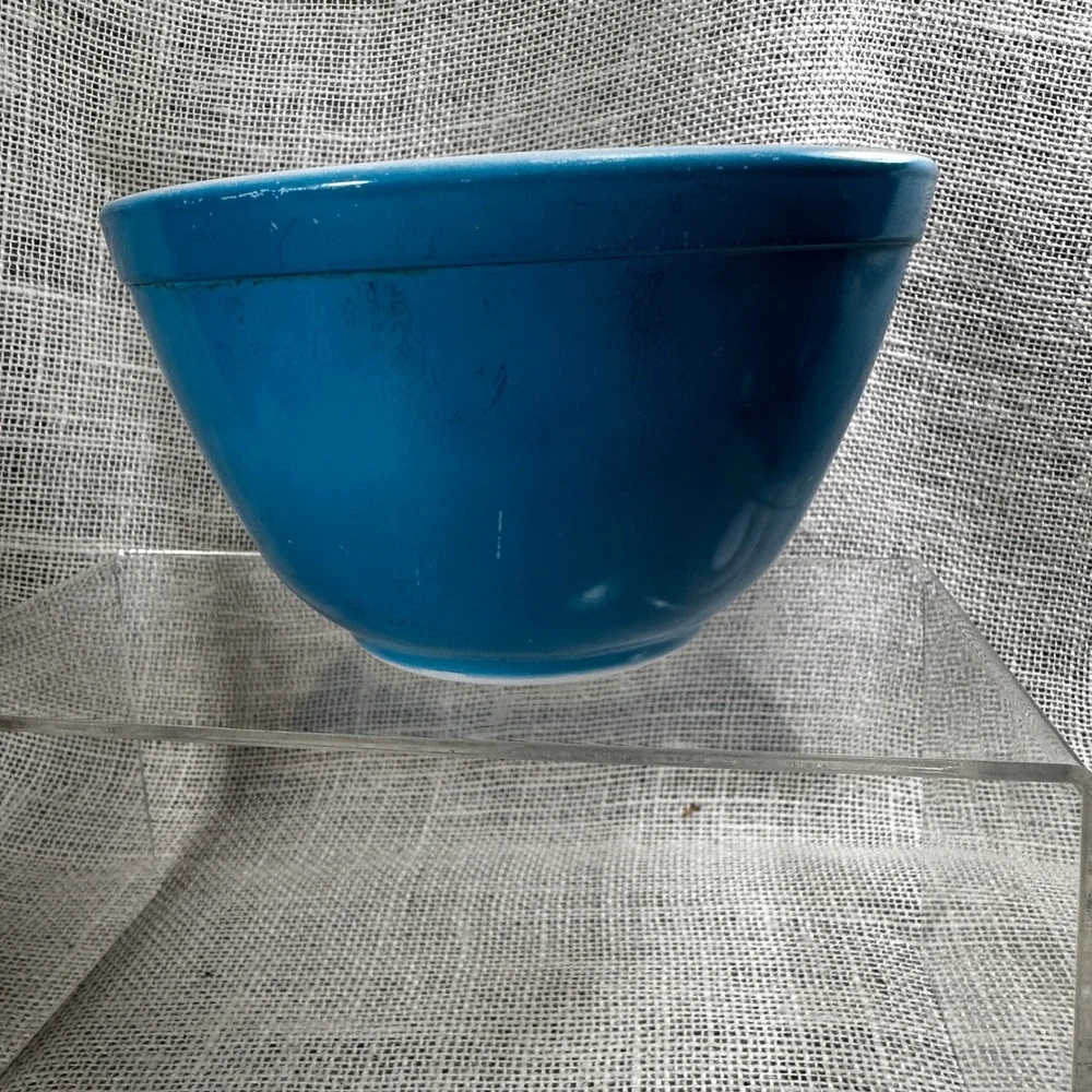 Vintage Pyrex 401 Turquoise Blue Mixing Bowl 1.5 Pint Milk Glass Ovenware USA